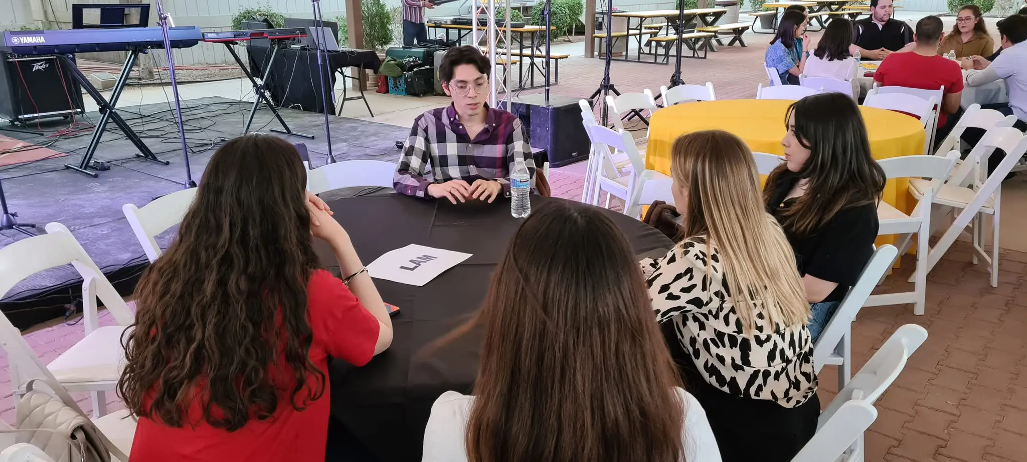 Claudio González lecturing freshmen marketers